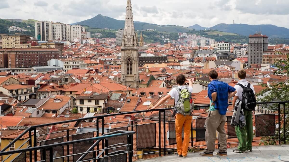 Turistas visitando Bilbao
