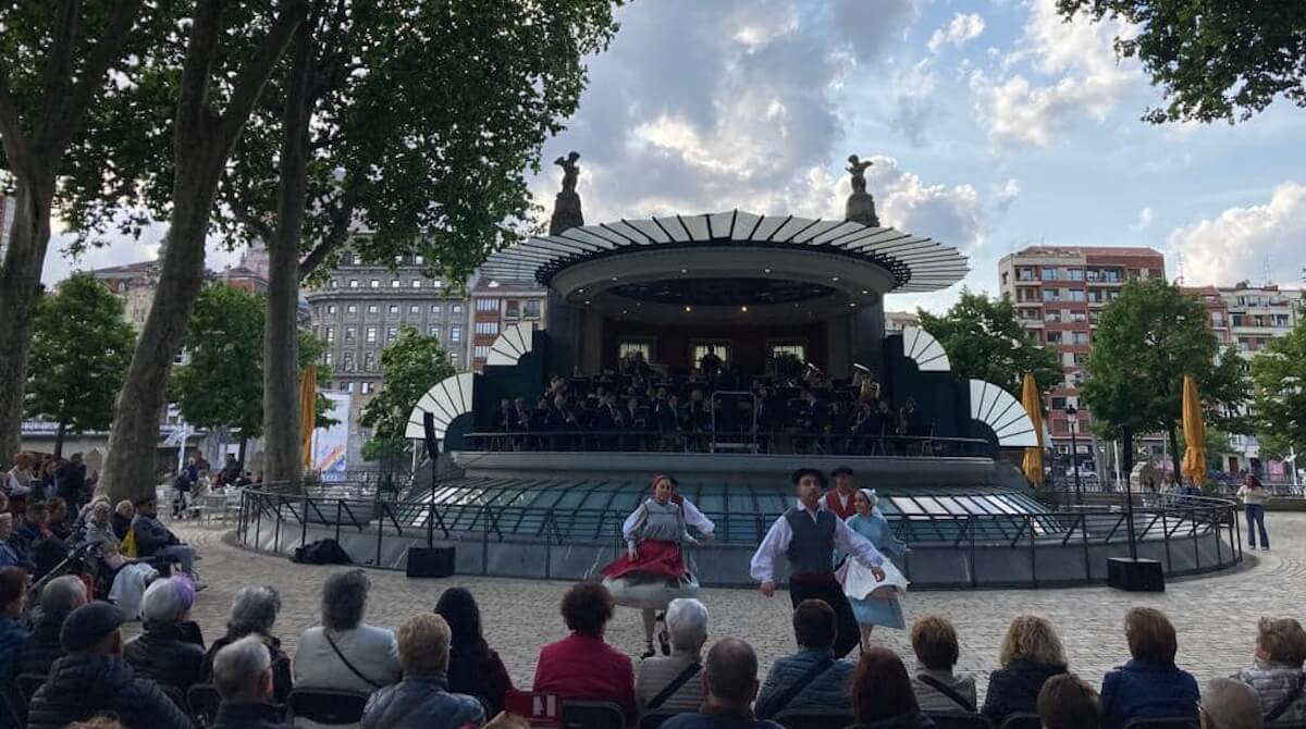 Romería con la Banda municipal de música y la Banda municipal de txistularis