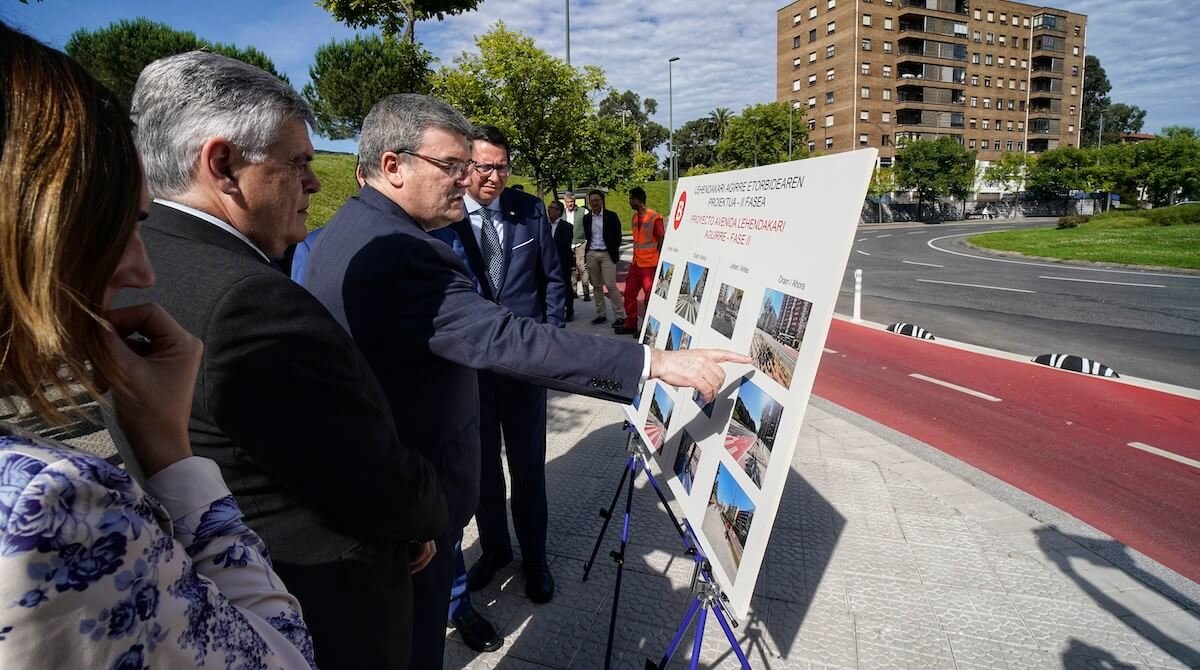 Juan Mari Aburto, Asier Abaunza y Kepa Odriozola en la nueva calle Lehendakari Aguirre