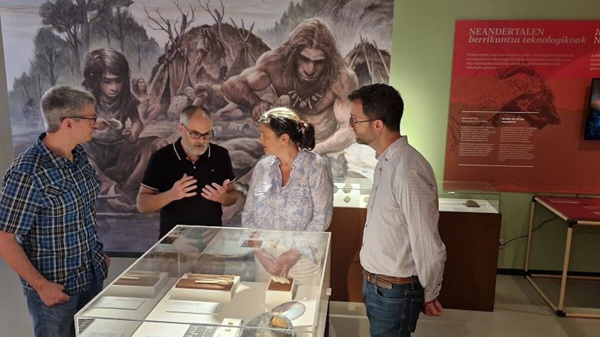 Asier Gomez, Joseba Rios, Begoña de Ibarra y Etor Telleria en la exposición